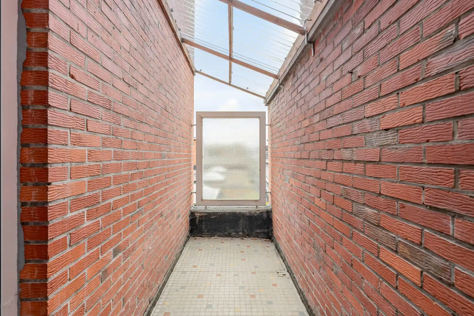 Comfortabel, zeer ruim appartement met 4 slaapkamers, terras en garage in het centrum van Neeroeteren!  foto 18
