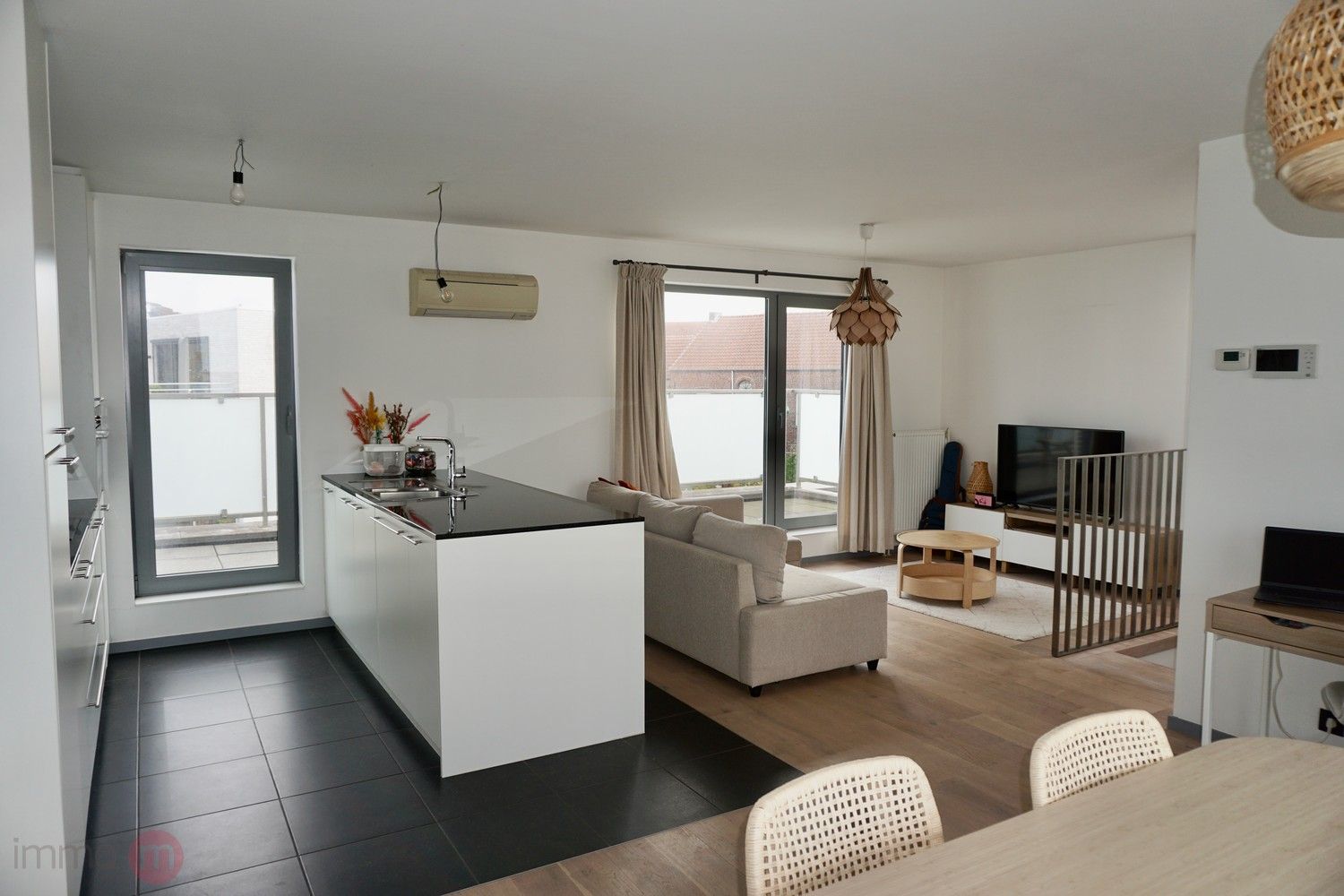 Recent goed gelegen duplexappartement met 2 slaapkamers, 3 grote terrassen en een autostaanplaats. foto 2
