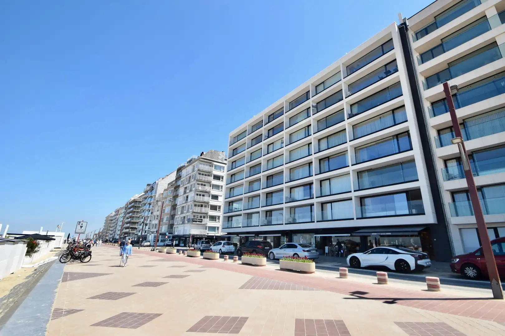 Appartement met zijdelings zeezicht gelegen vlakbij de winkels in de Kustlaan en de Zeedijk. foto 3