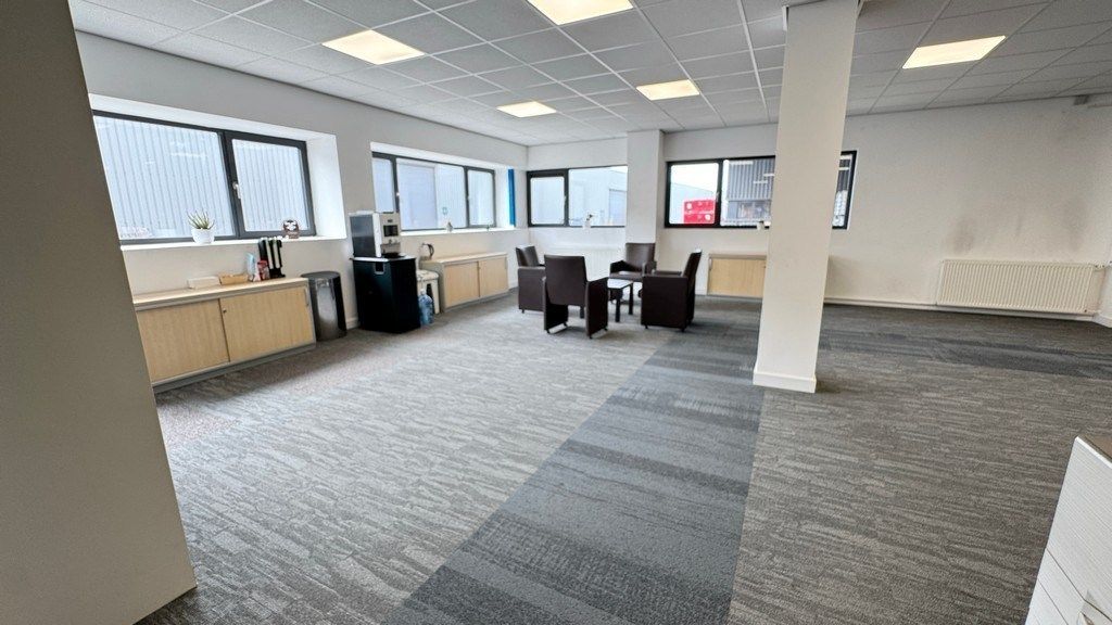 Magazijn met laadkades en kantoor te huur in Malle foto 7