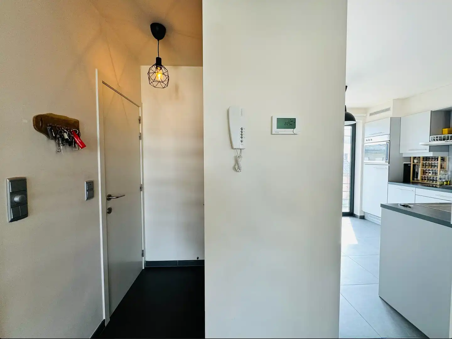 Ruim duplex appartement met terras en plaats voor 2 wagens. foto 9