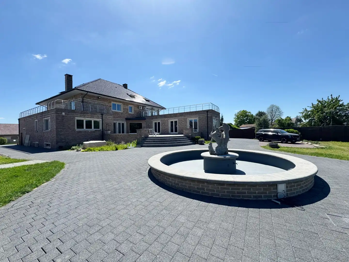Unieke en ruime villa met 8 slaapkamers, lift, zonnepanelen en 10 parkeerplaatsen op riant perceel van 2.313 m² foto {{pictureIndex}}