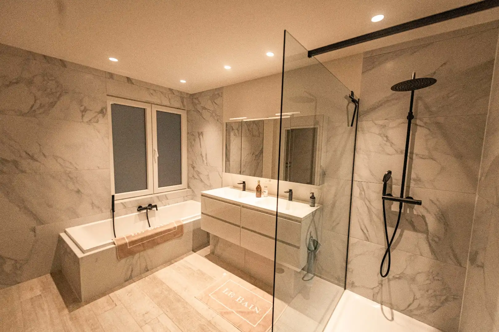Vernieuwd luxueus appartement met 2 slaapkamers foto 16
