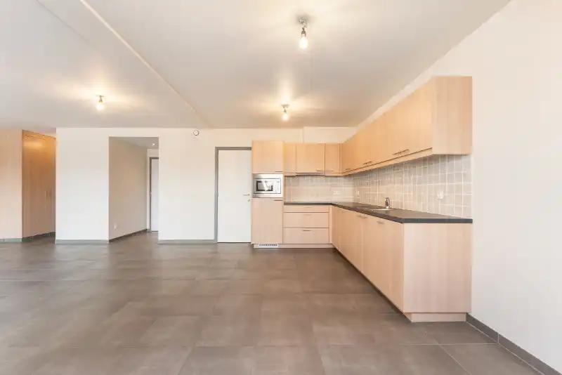 Roeselare-stadskern. Recent en prachtig tweeslaapkamerappartement gelegen op de 2de verdieping. Kleine residentie. Op wandelafstand van alles. Unieke vergezichten ! foto 3