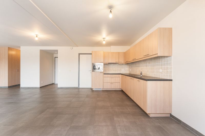 Roeselare-stadskern. Recent en prachtig tweeslaapkamerappartement gelegen op de 2de verdieping. Kleine residentie. Op wandelafstand van alles. Unieke vergezichten ! foto 3