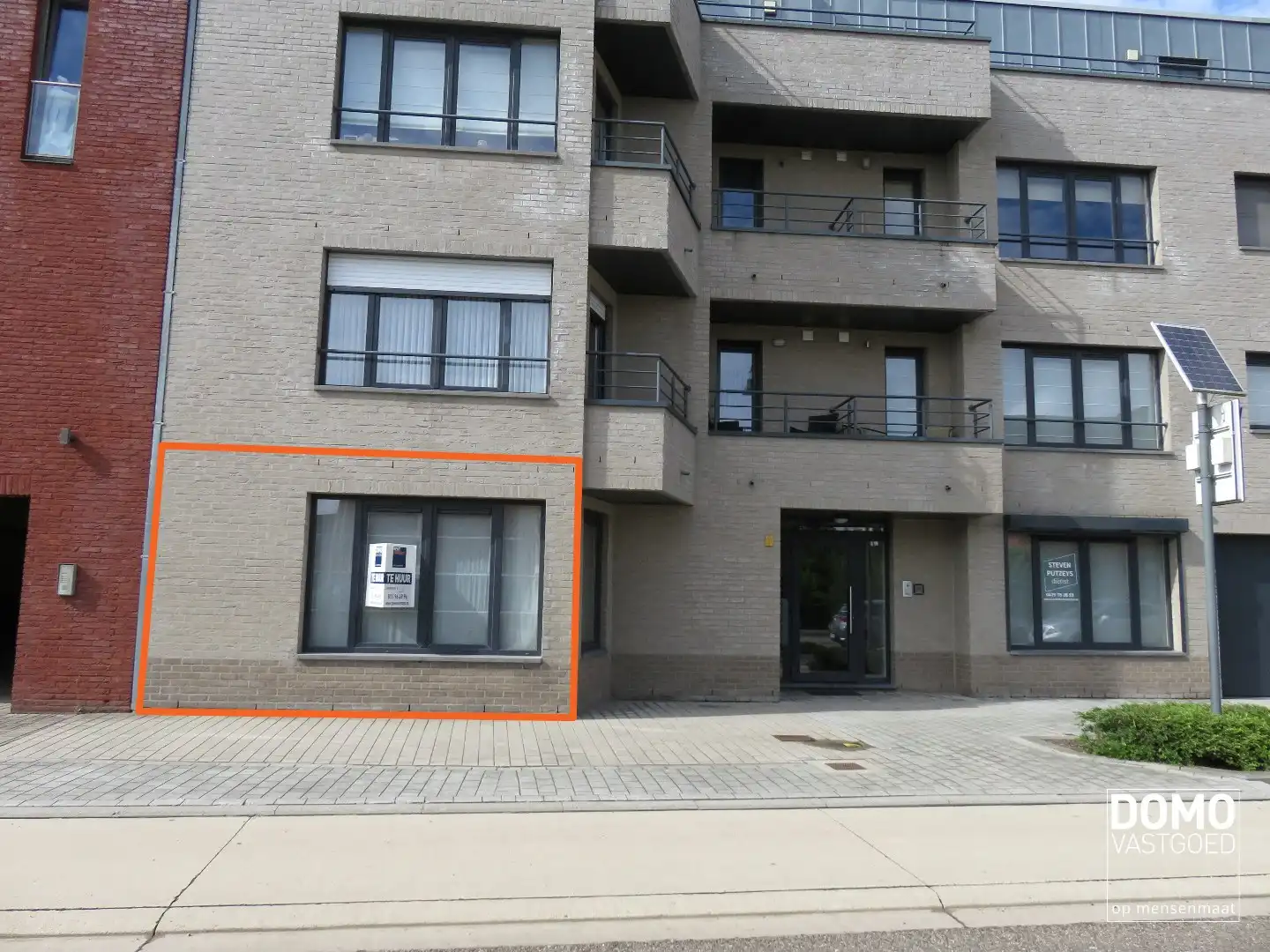 Gelijkvloers appartement met tuin en ondergrondse garage te Kermt - energielabel B -121m² bewoonbare oppervlakte foto {{pictureIndex}}