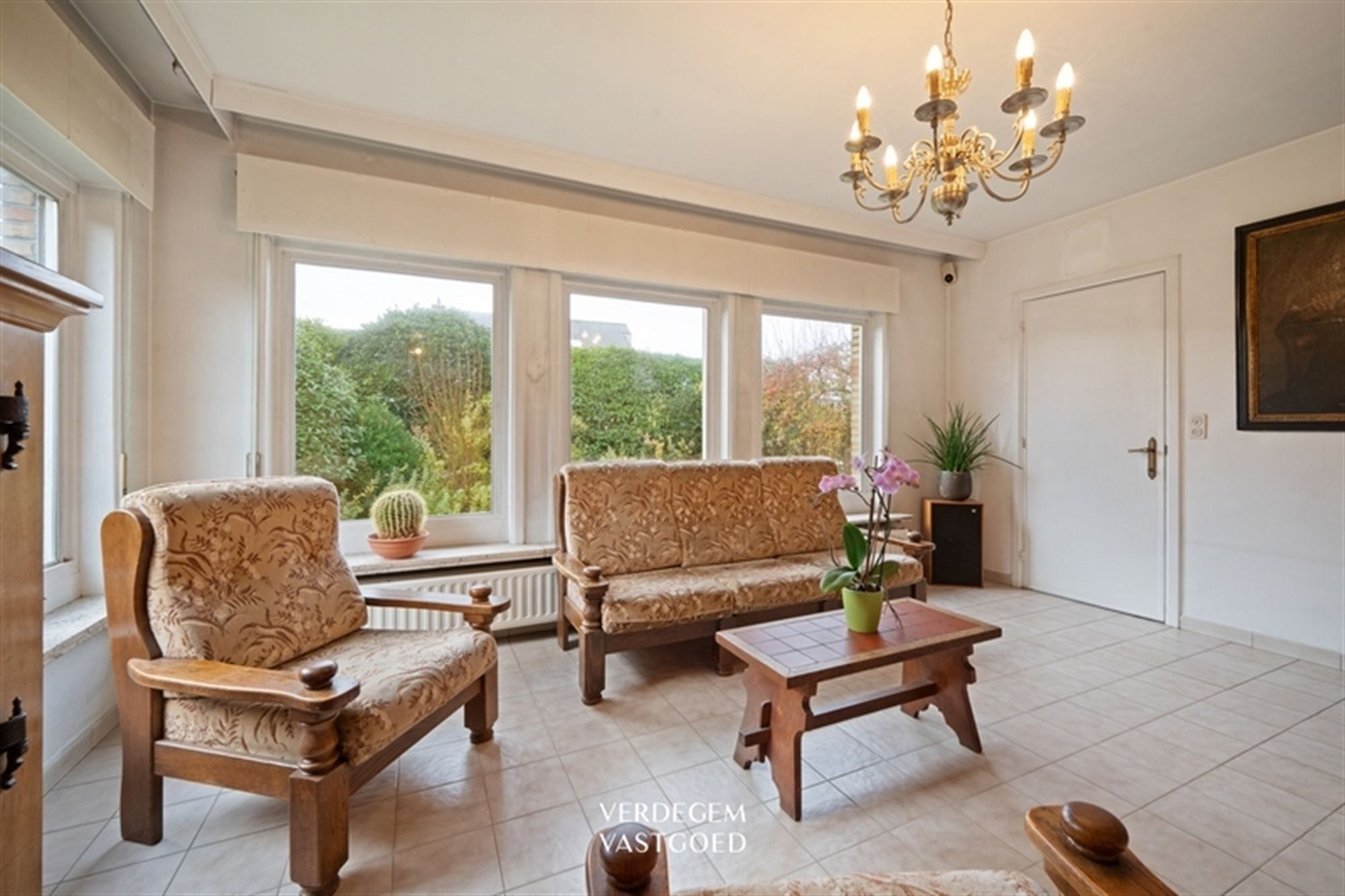 Ruime villawoning met 4+1 slaapkamers en fijne tuin, te renoveren foto 4