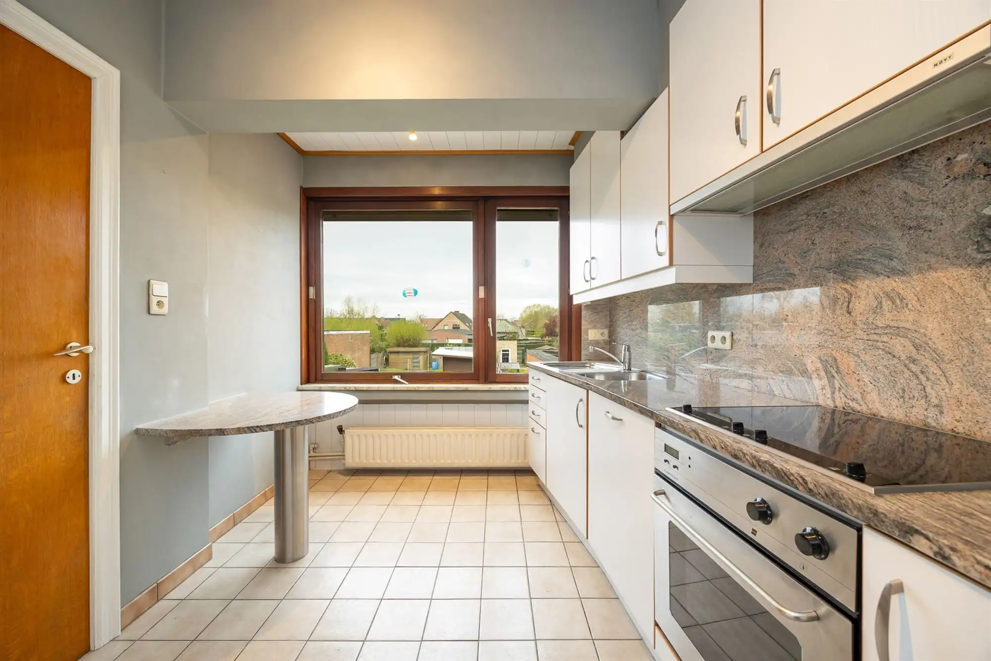 Te renoveren rijwoning met garage en tuin foto 6