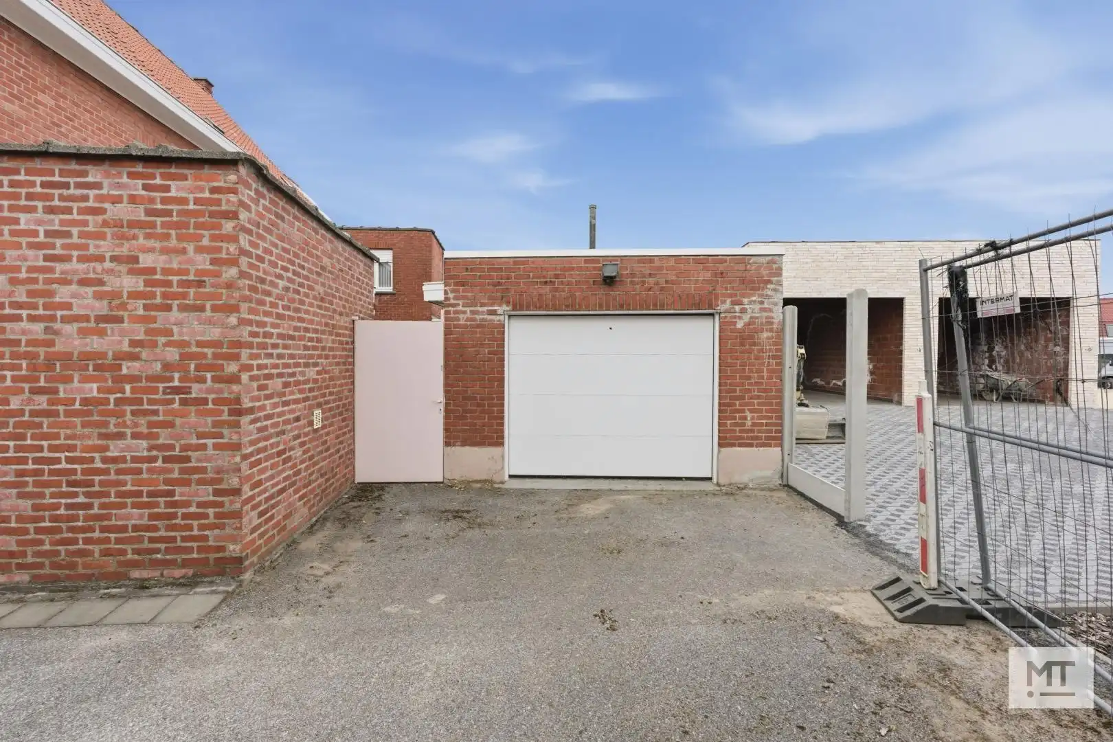 Kloeke halfopen woning met 3 slaapkamers, stadstuin en garage in centrum Meulebeke foto 4