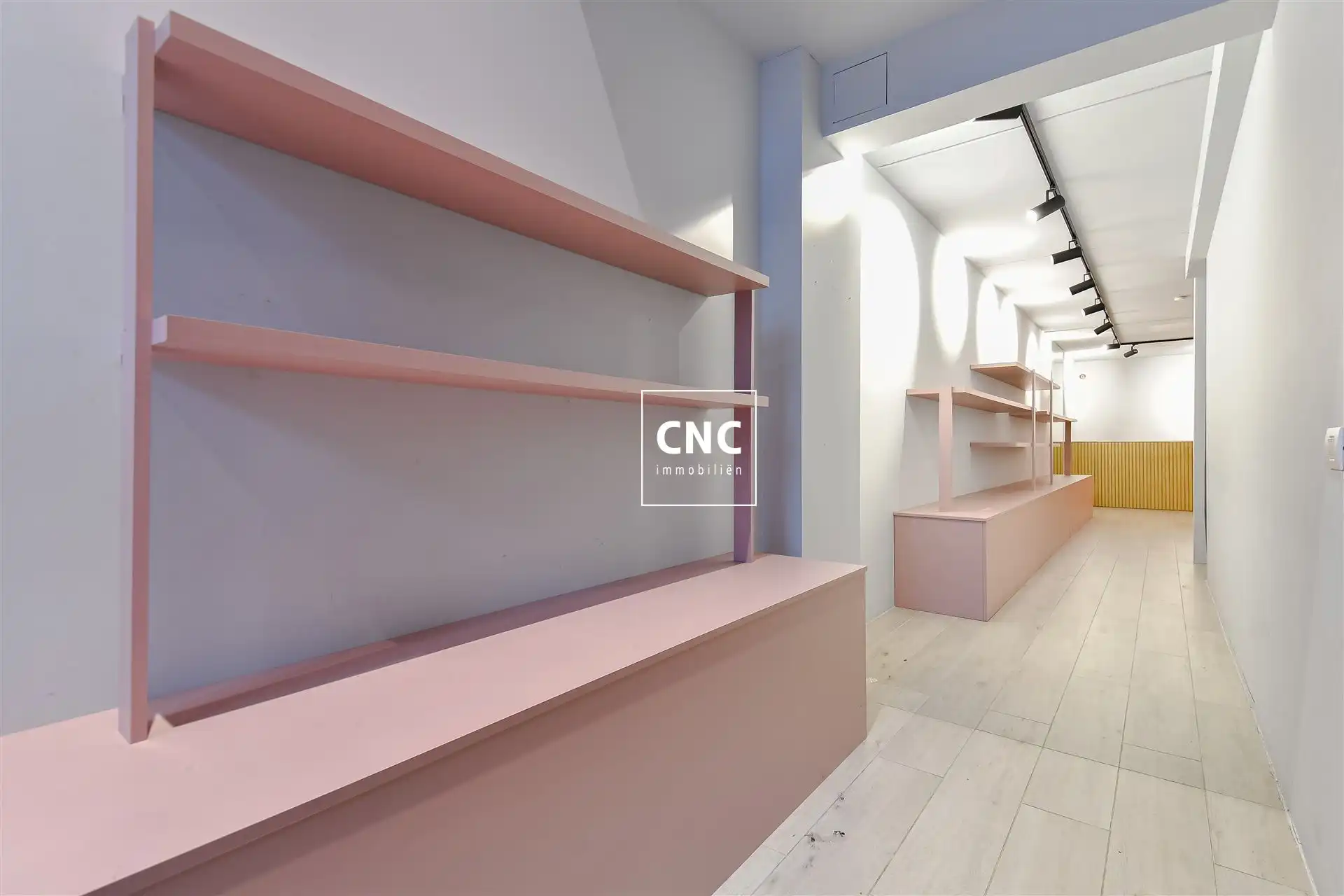 Recent lichtrijk handelspand in het commerciële centrum van Knokke foto 4