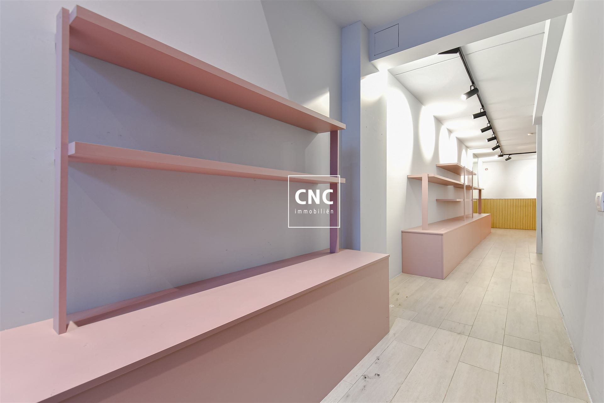 Recent lichtrijk handelspand in het commerciële centrum van Knokke foto 4