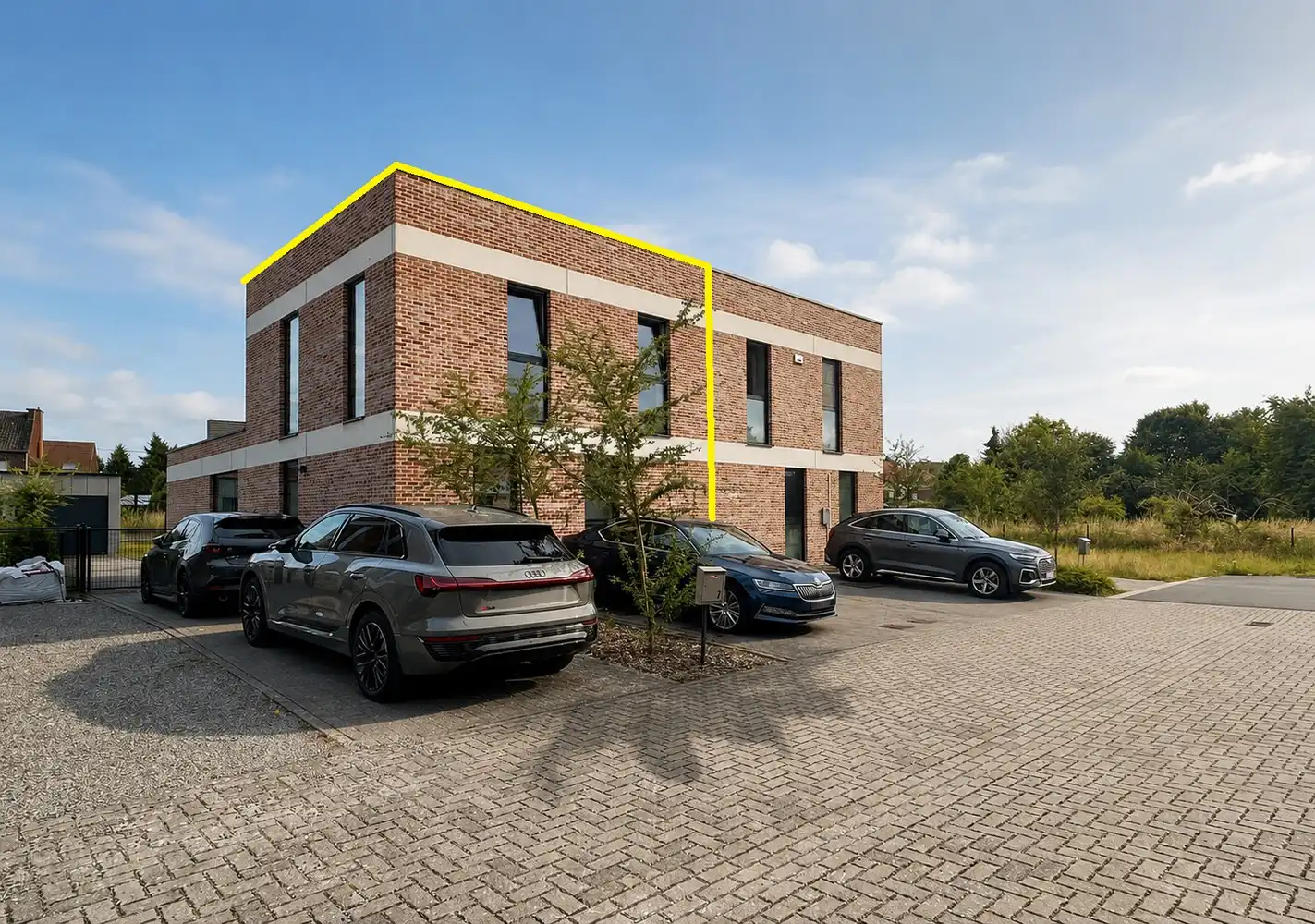Recente, energiezuinige woning met tuin en garage op een gunstige ligging foto {{pictureIndex}}