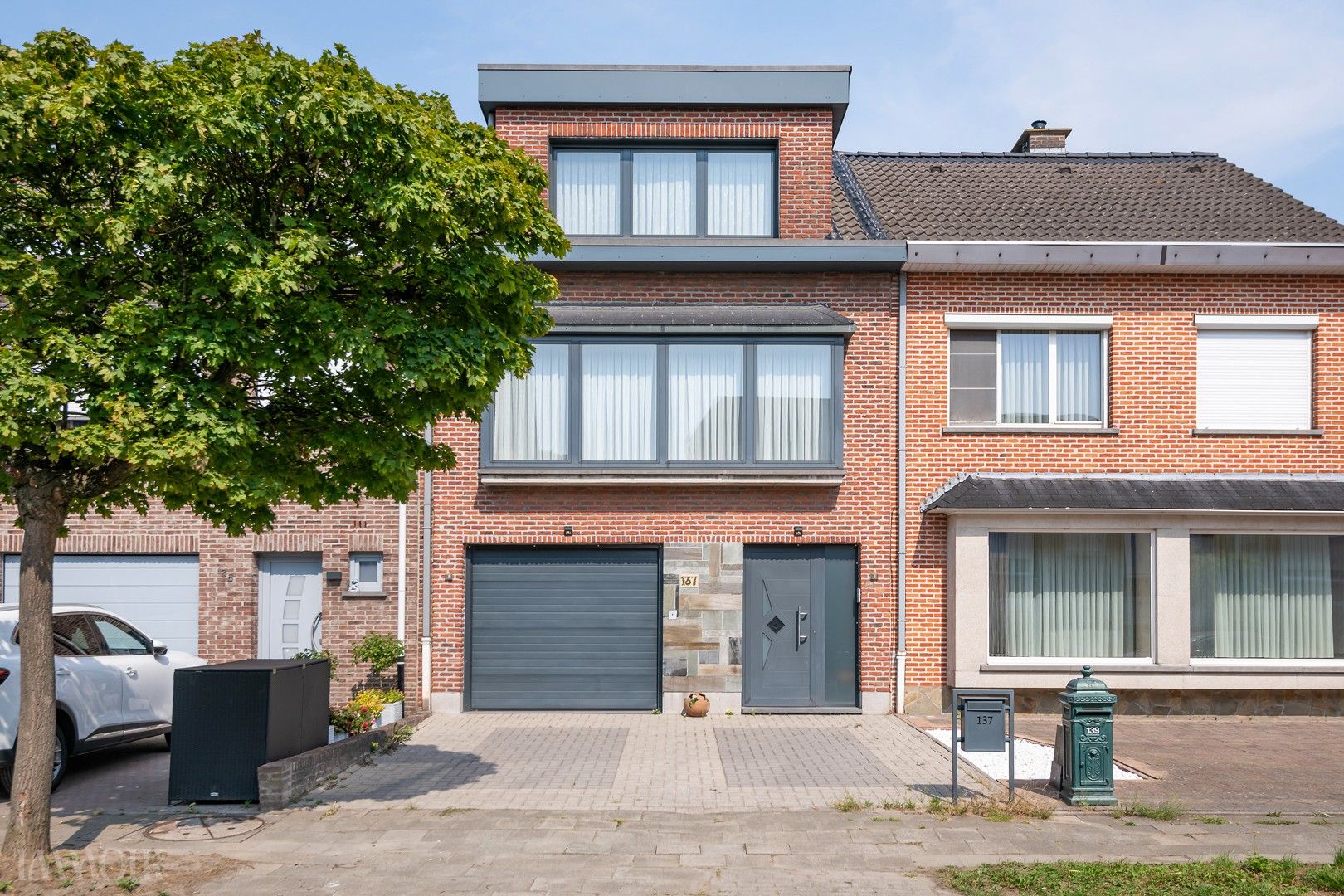 Charmante bel-etage met tuin en oprit nabij centrum Aartselaar. foto {{pictureIndex}}