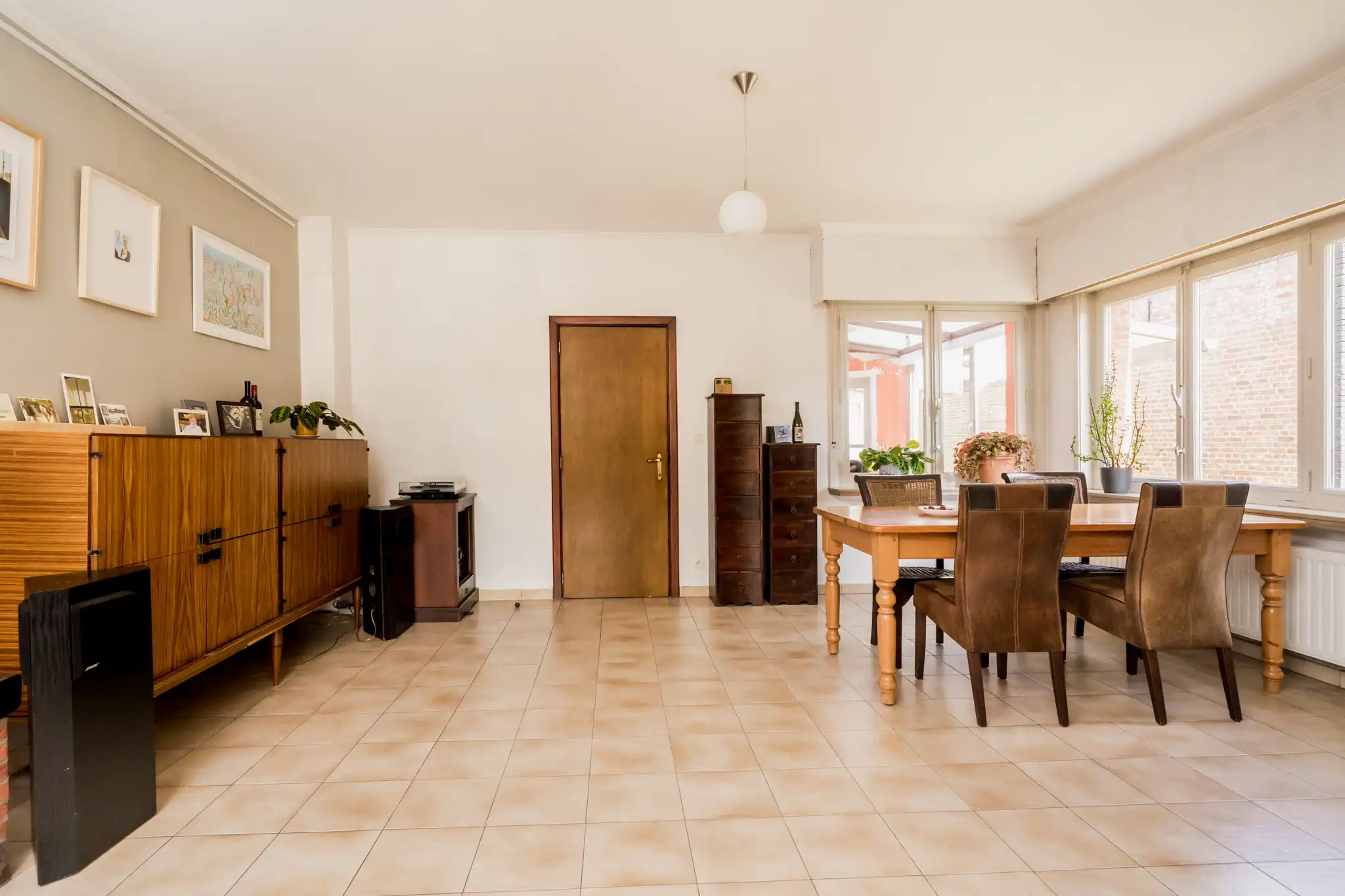 Hoofdfoto van de publicatie: Karaktervolle woning met 3 (tot 5) slaapkamers, tuin, vergunde serre en grote garage / werkplaats