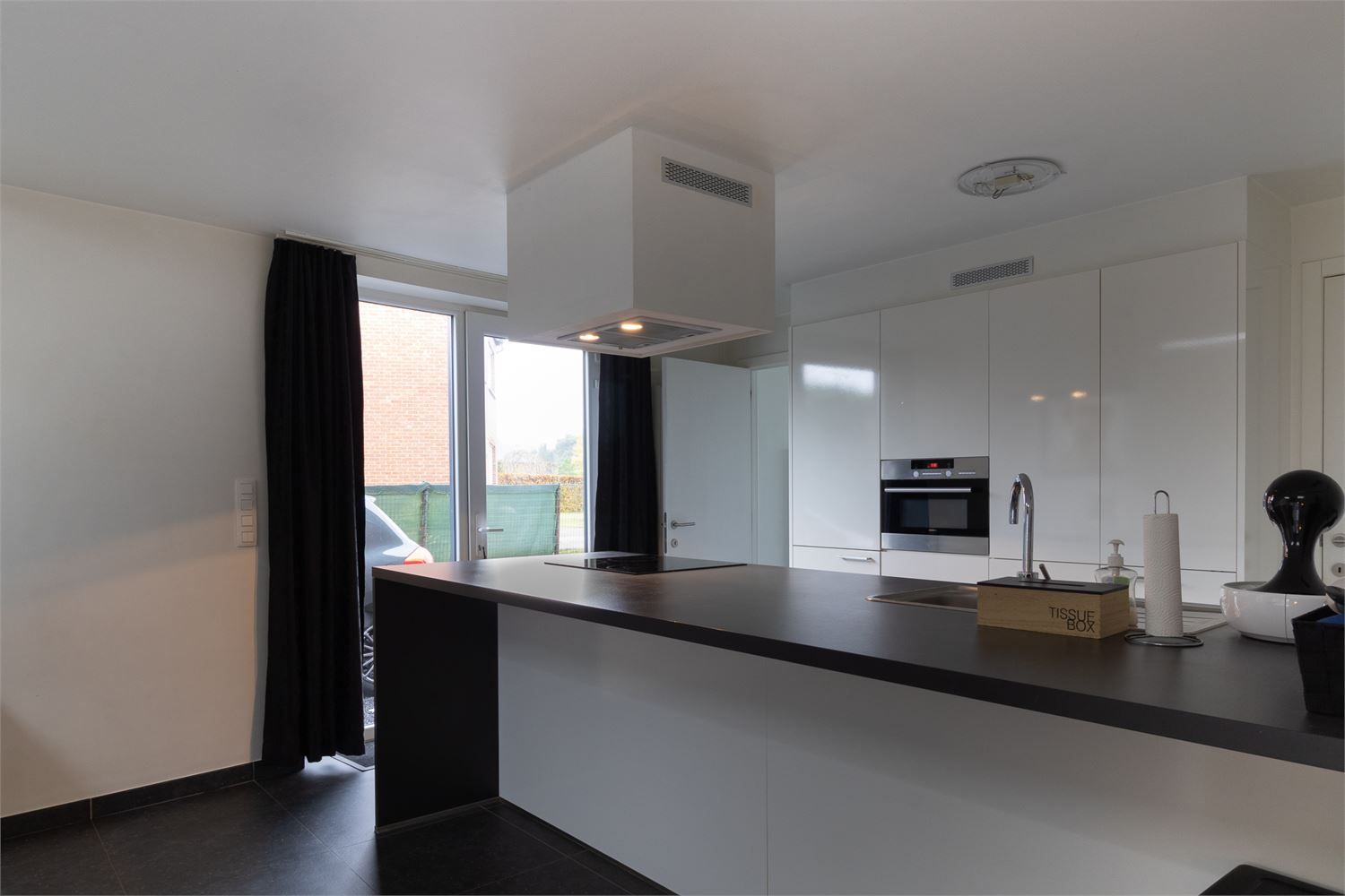 Genk, Leemstraat 28: Moderne, energiezuinige woning met 3 slaapkamers, tuin, carport, tuinberging,... foto 6