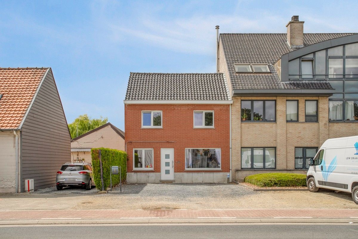 Instapklare gezinswoning met tuin in het hart van Eke foto {{pictureIndex}}