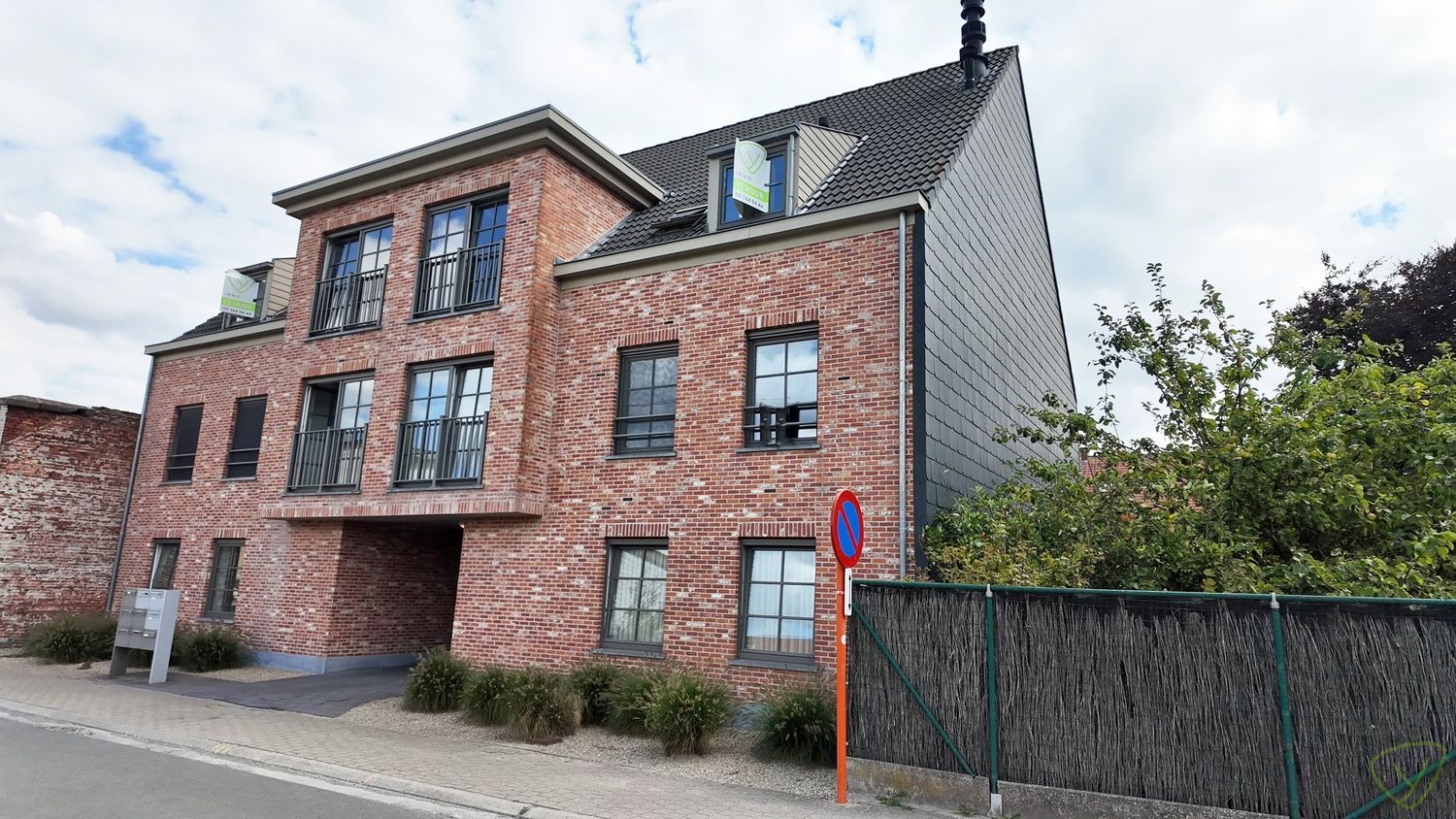 Charmant duplex-appartement met terras en garage nabij centrum Eeklo foto {{pictureIndex}}