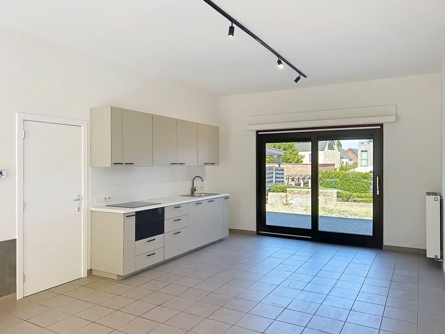 Instapklare woning met 3 slaapkamers, tuin en 2 privatieve parkeerplaatsen foto 3