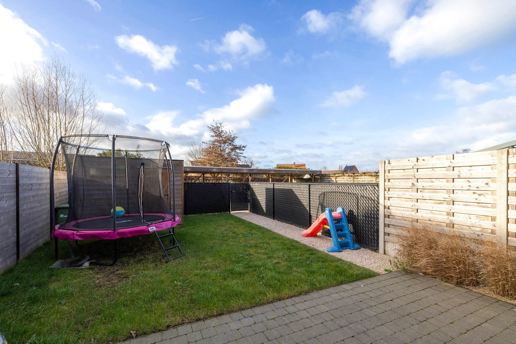 Gelijkvloersappartement met tuin en carport foto 5