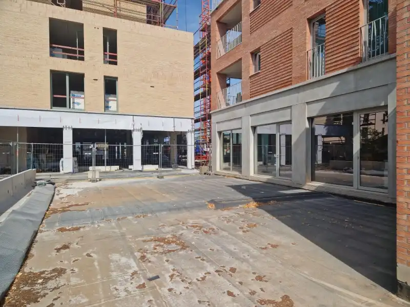 Casco en centraal gelegen nieuwbouw handelsgelijkvloers (160m²) met gezellig terras (130m²) op een TOPlocatie! foto 2