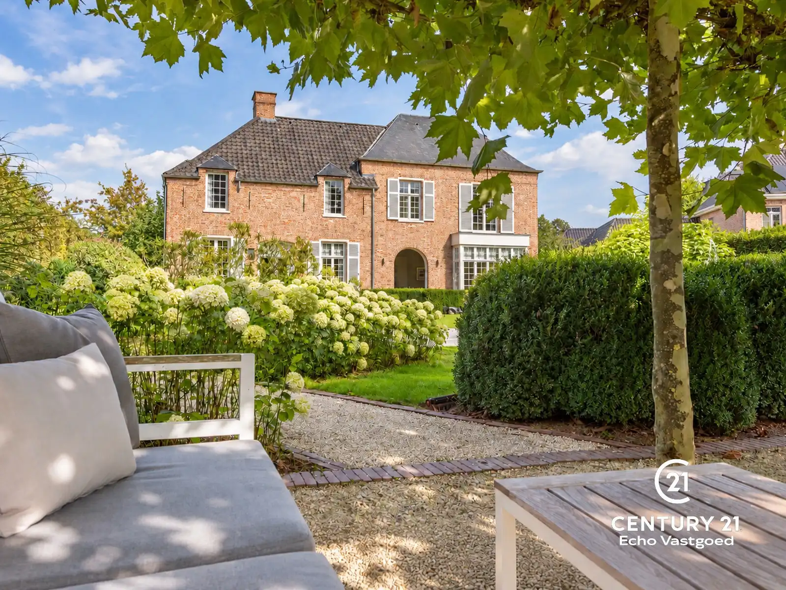 Statige, recente villa met parktuin en tijdloze klasse foto 17