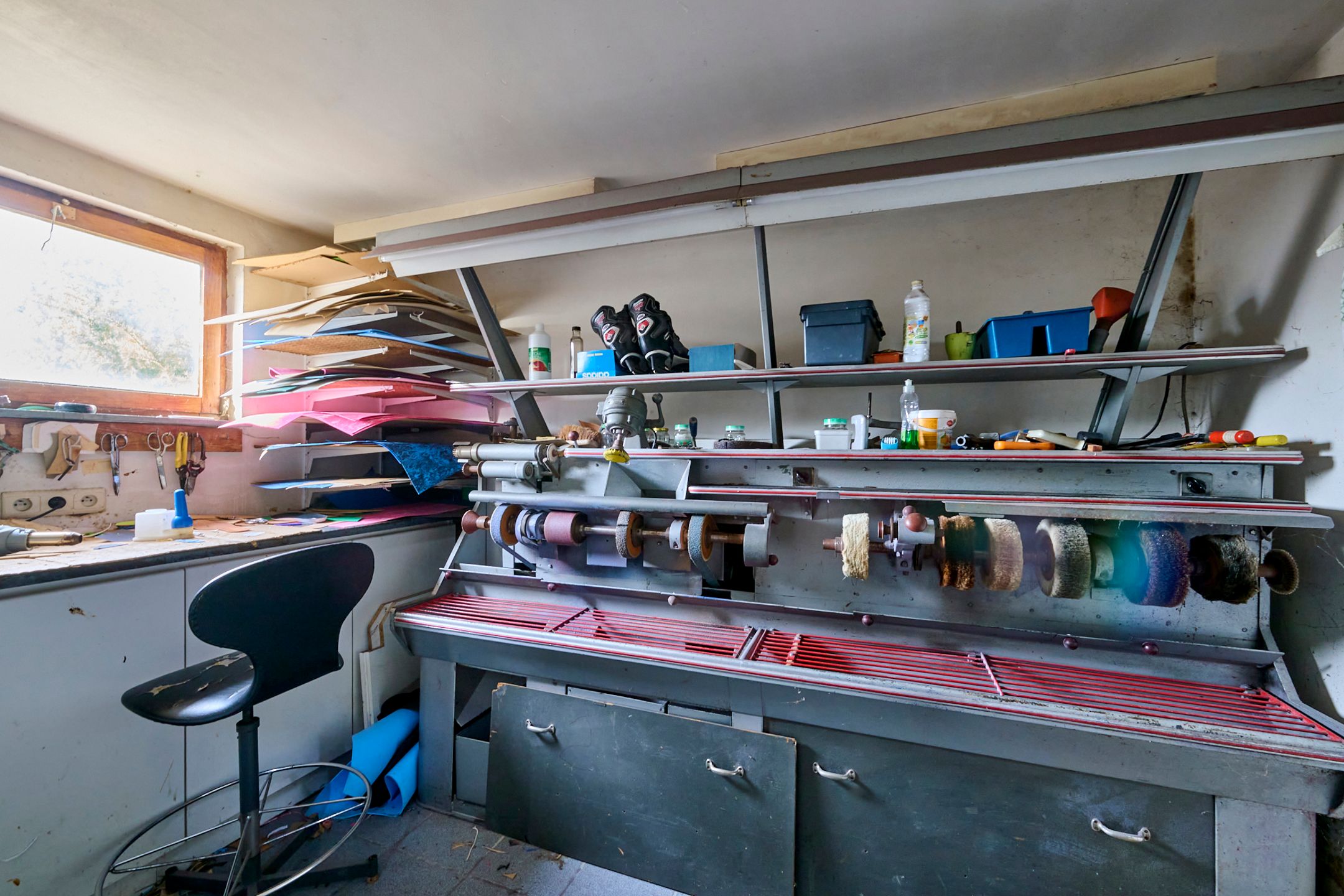 Ruim handelspand met bovenliggend appartement foto 12