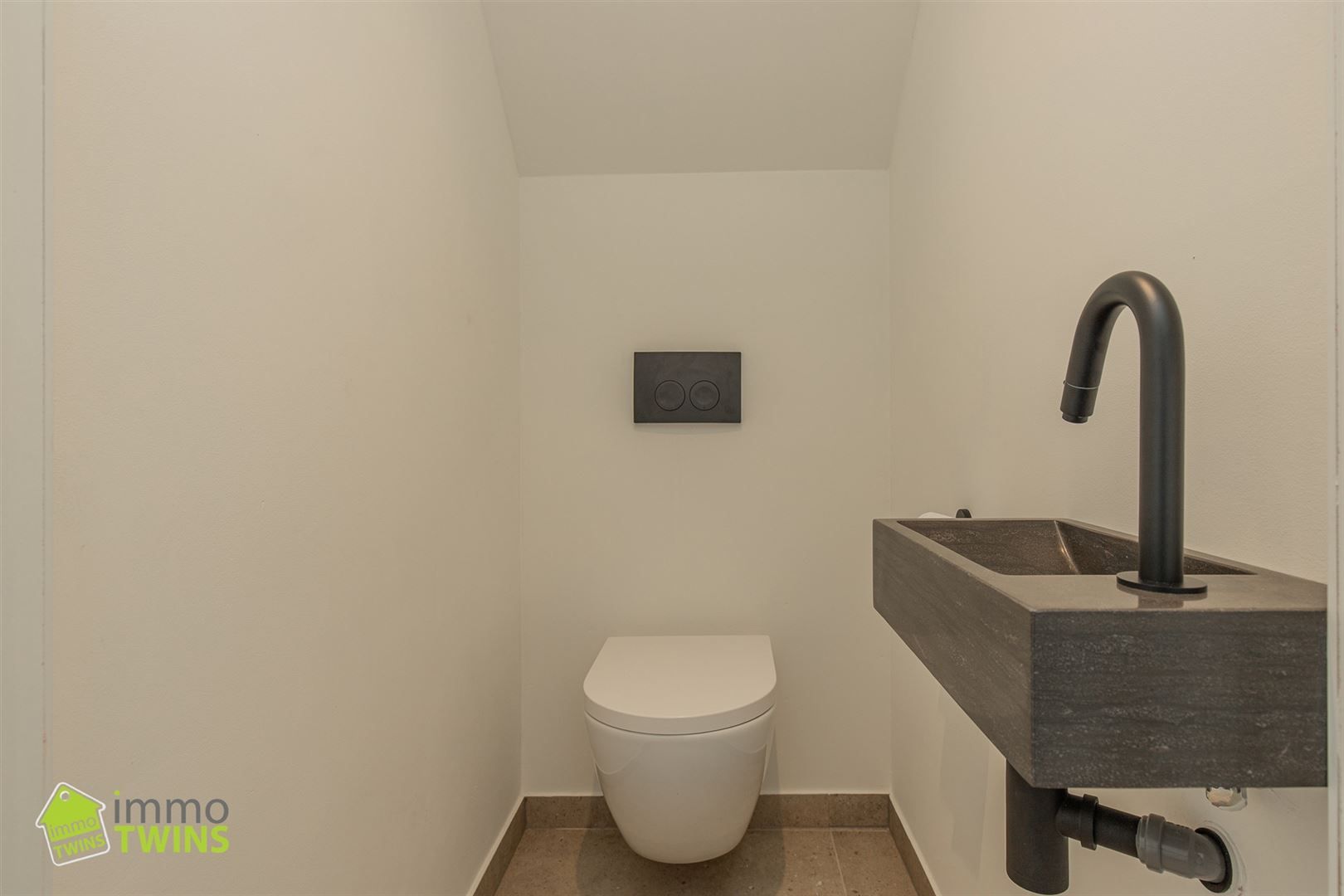 Totaal gerenoveerde, instapklare woning in hartje Beveren foto 20
