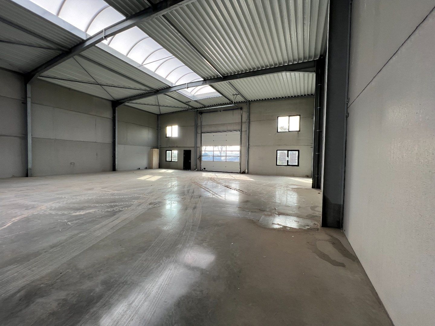 Moderne industriële hangar uit 2022 van 648m²  foto 4