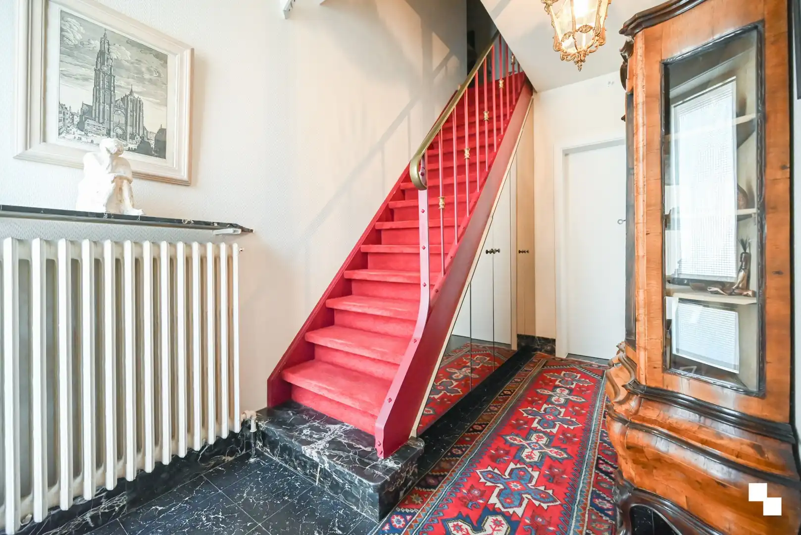 Ruime gezinswoning met vier slaapkamers, garages en extra naastliggend perceel foto 4