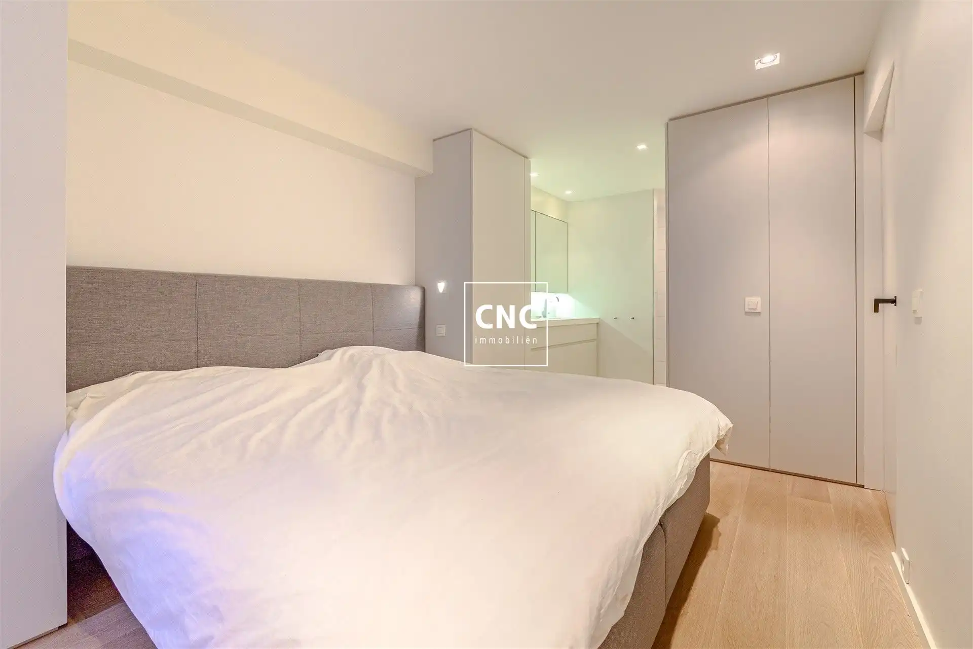 Volledig gerenoveerd appartement met karakter op toplocatie foto 9