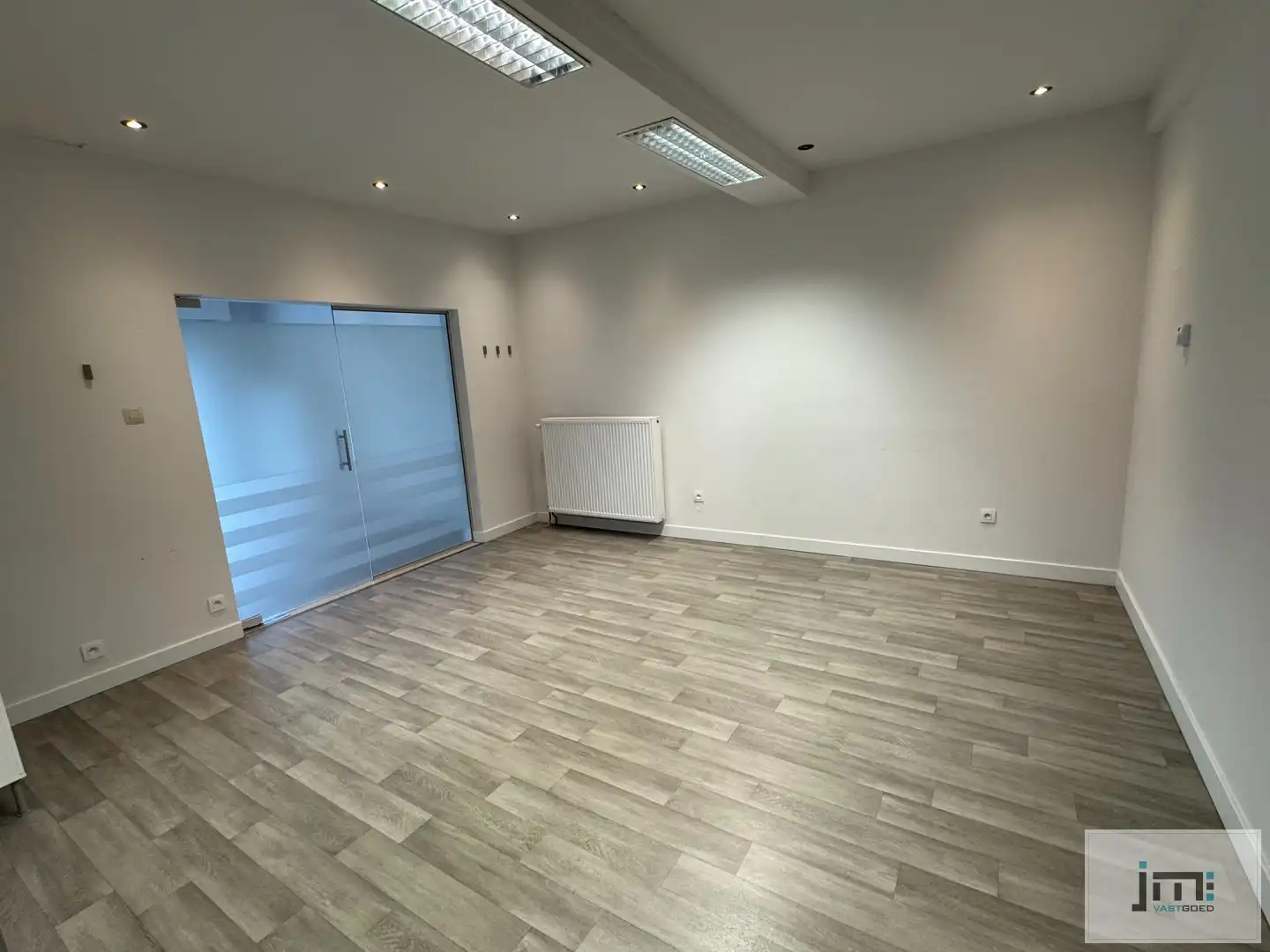 Mooi ingericht kantoor/winkel foto 5