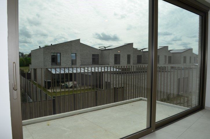 Nieuwbouw appartement met één slaapkamer, ruim terras, ondergrondse autostaanplaats en kelder. foto 7