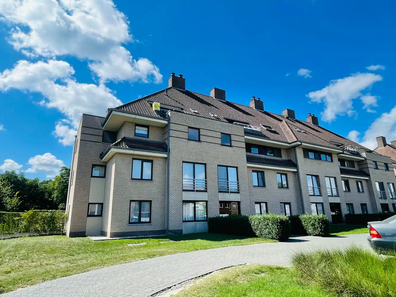 Brugge Sint-Michiels , ruime garagebox te koop in net gebouw. foto 3