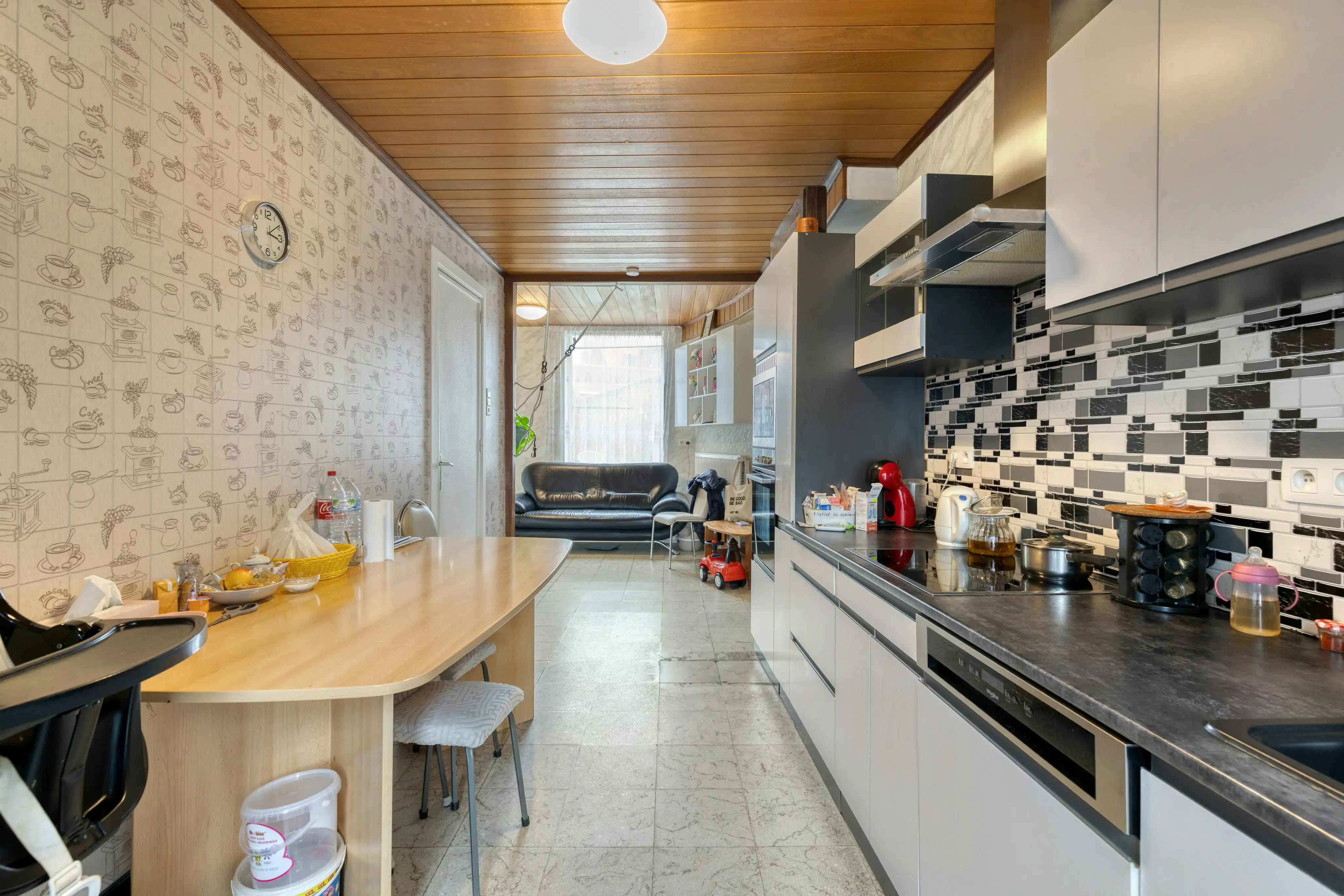 Ruime rijwoning met tuin en garage nabij centrum Izegem. foto 9