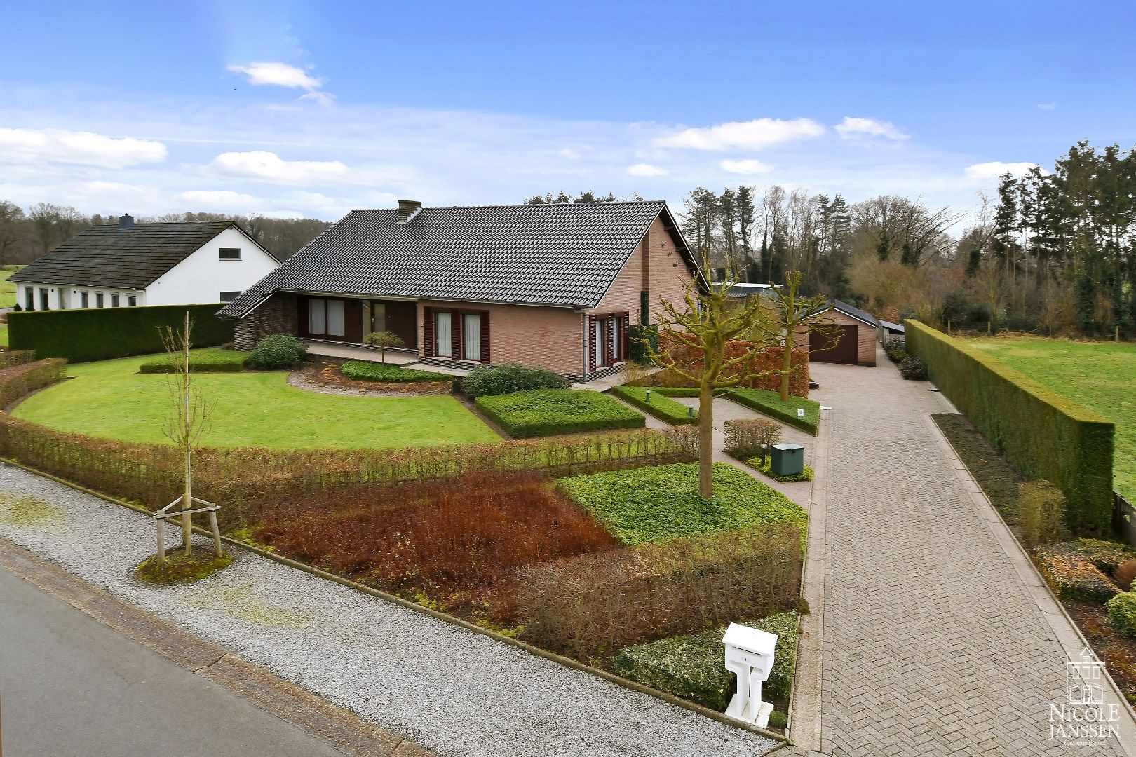 Vrijstaande gelijkvloerse gezinswoning met 4 slaapkamers en prachtige tuin foto 2