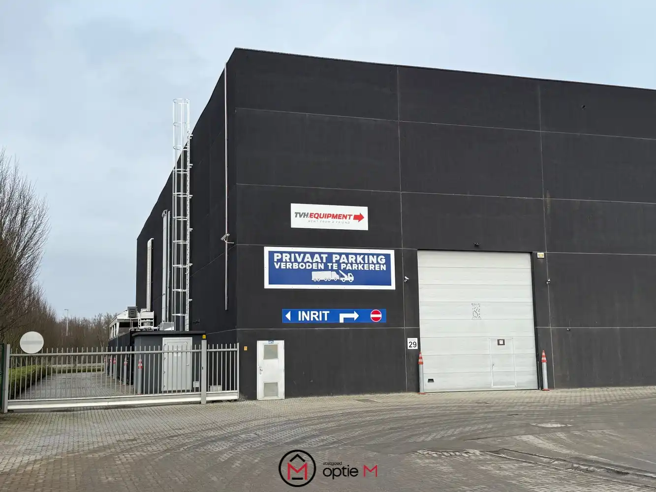 GOED GELEGEN MAGAZIJN MET SANITAIR EN BUREEL foto {{pictureIndex}}