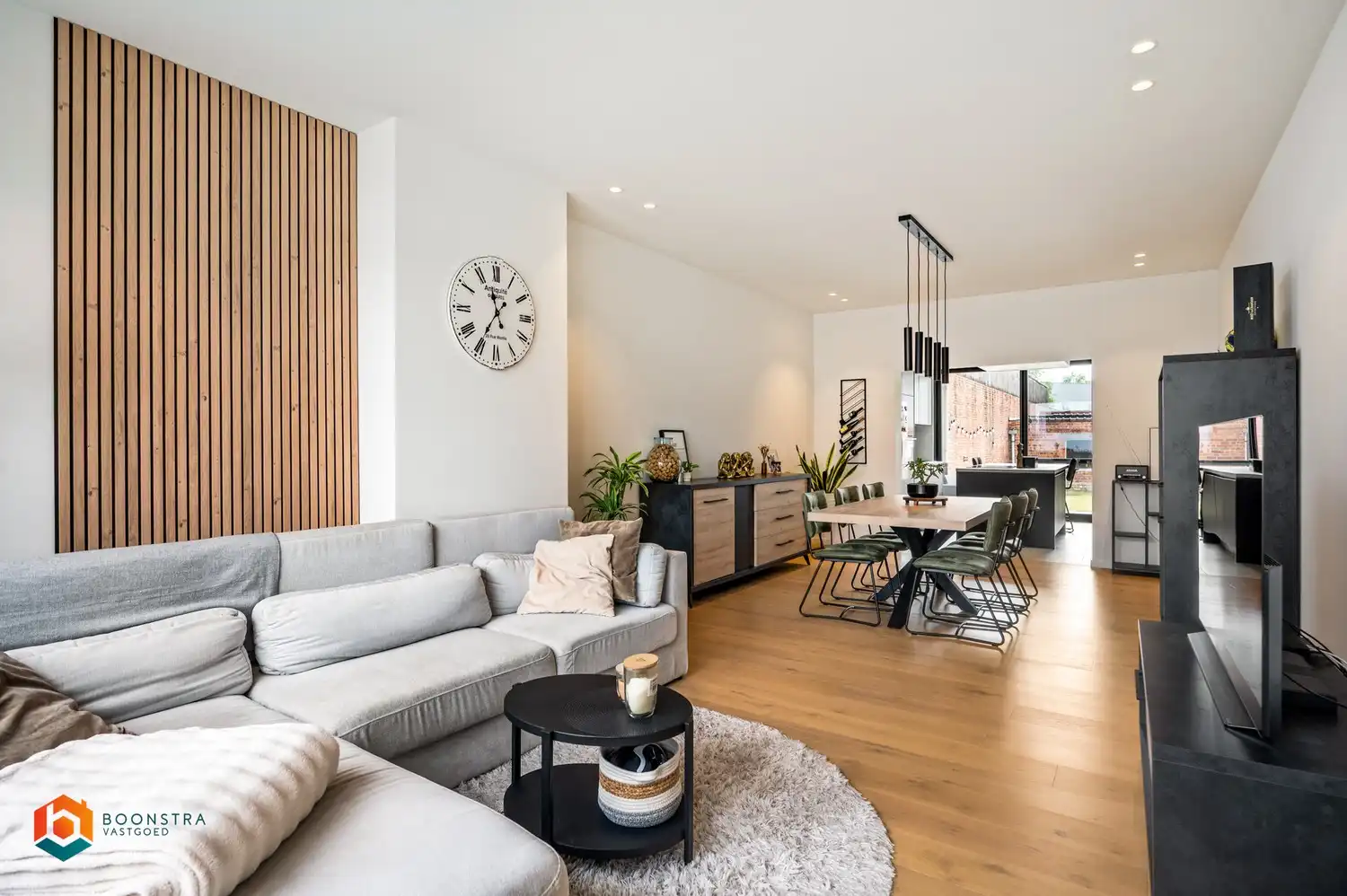 Appartementsgebouw met 2 app + grote parking foto 2