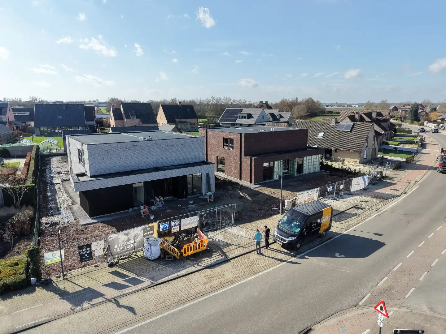 Tijdloze halfopen nieuwbouwwoningen - aankoop mogelijk aan 6% btw foto {{pictureIndex}}