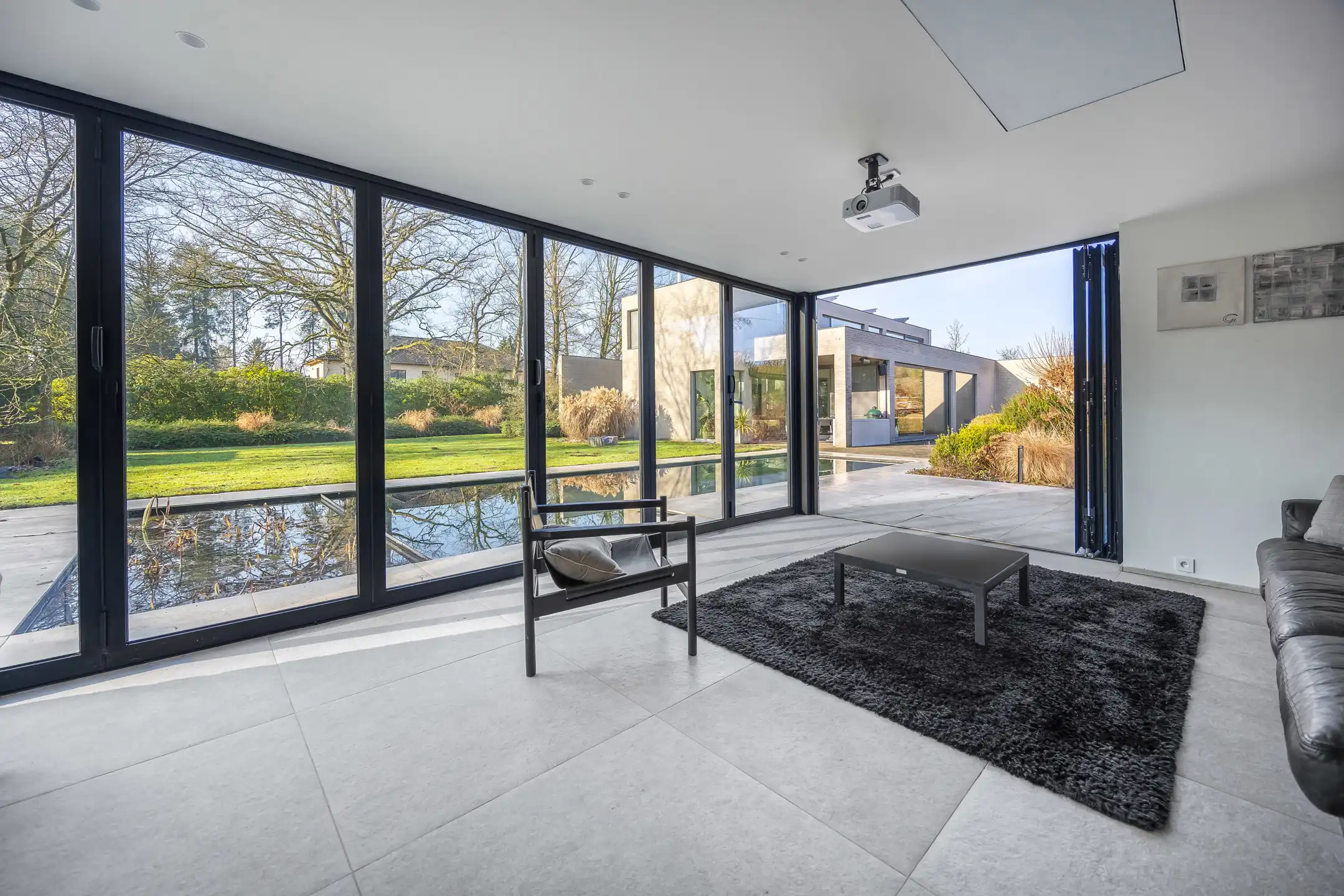 Luxueuze moderne villa met zwemvijver en prachtig poolhouse foto 31