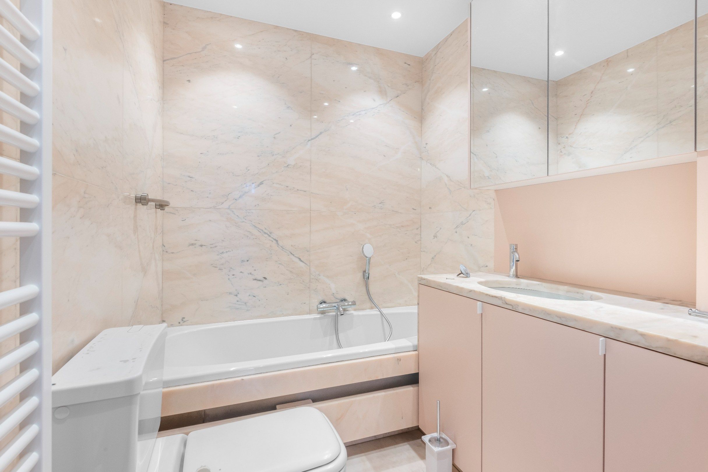 Ongemeubeld appartement op de Zeedijk ter hoogte van het Lichttorenplein foto 10