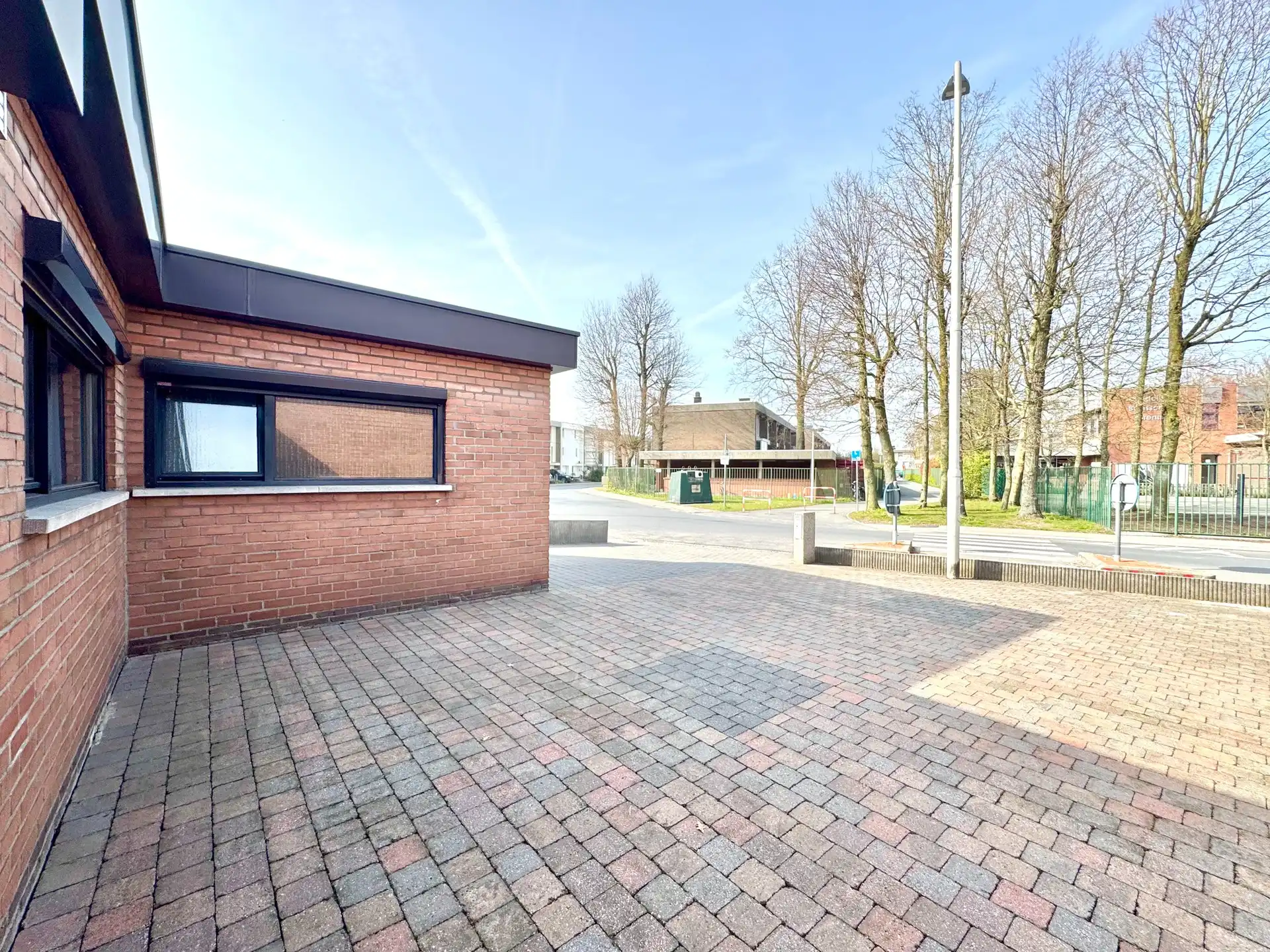 GERENOVEERDE GELIJKVLOERSE WONING | 3 KAMERS | GARAGE | 274 M² foto 2