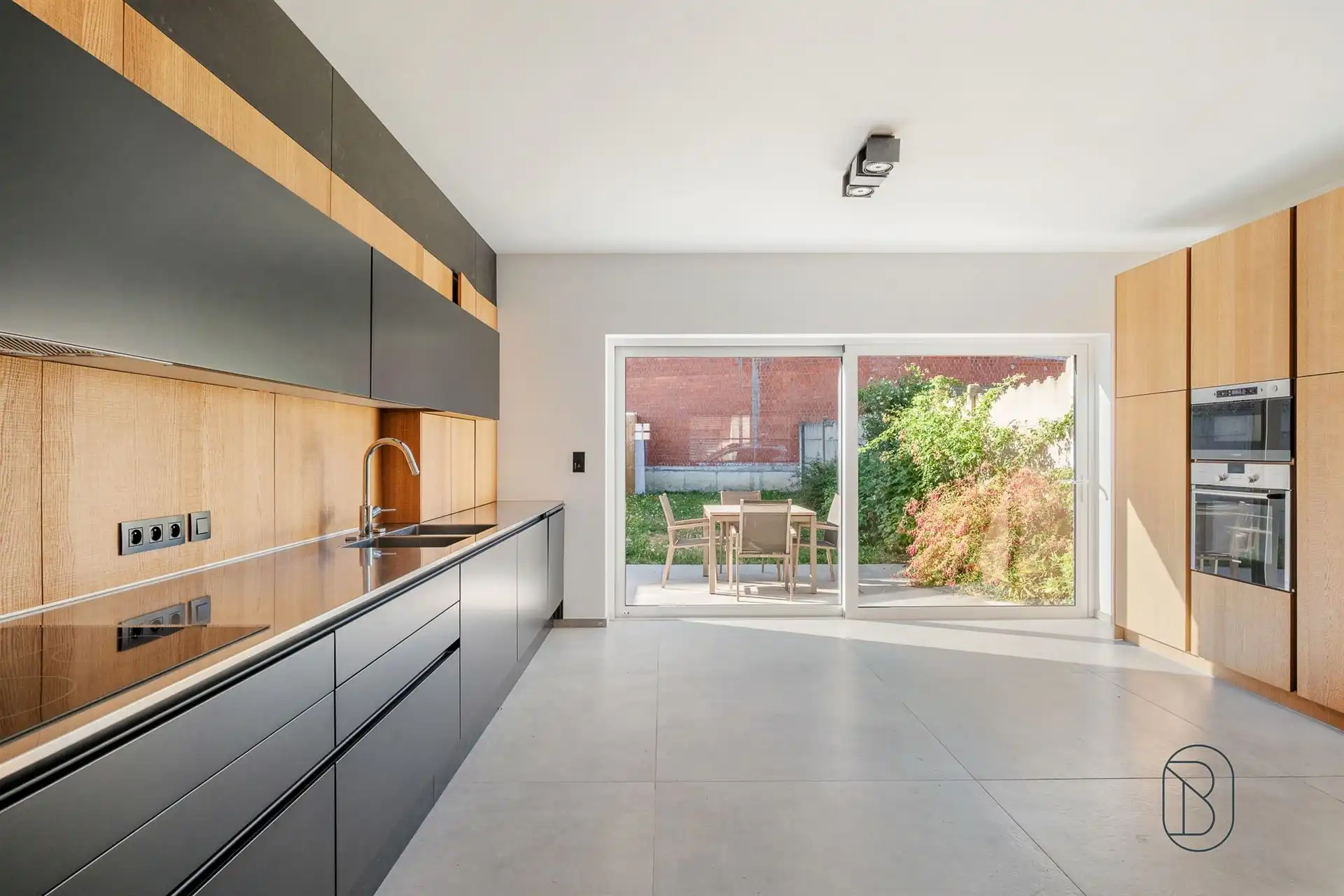 Toffe recente grote kwalitatieve woning met garage en tuin foto {{pictureIndex}}