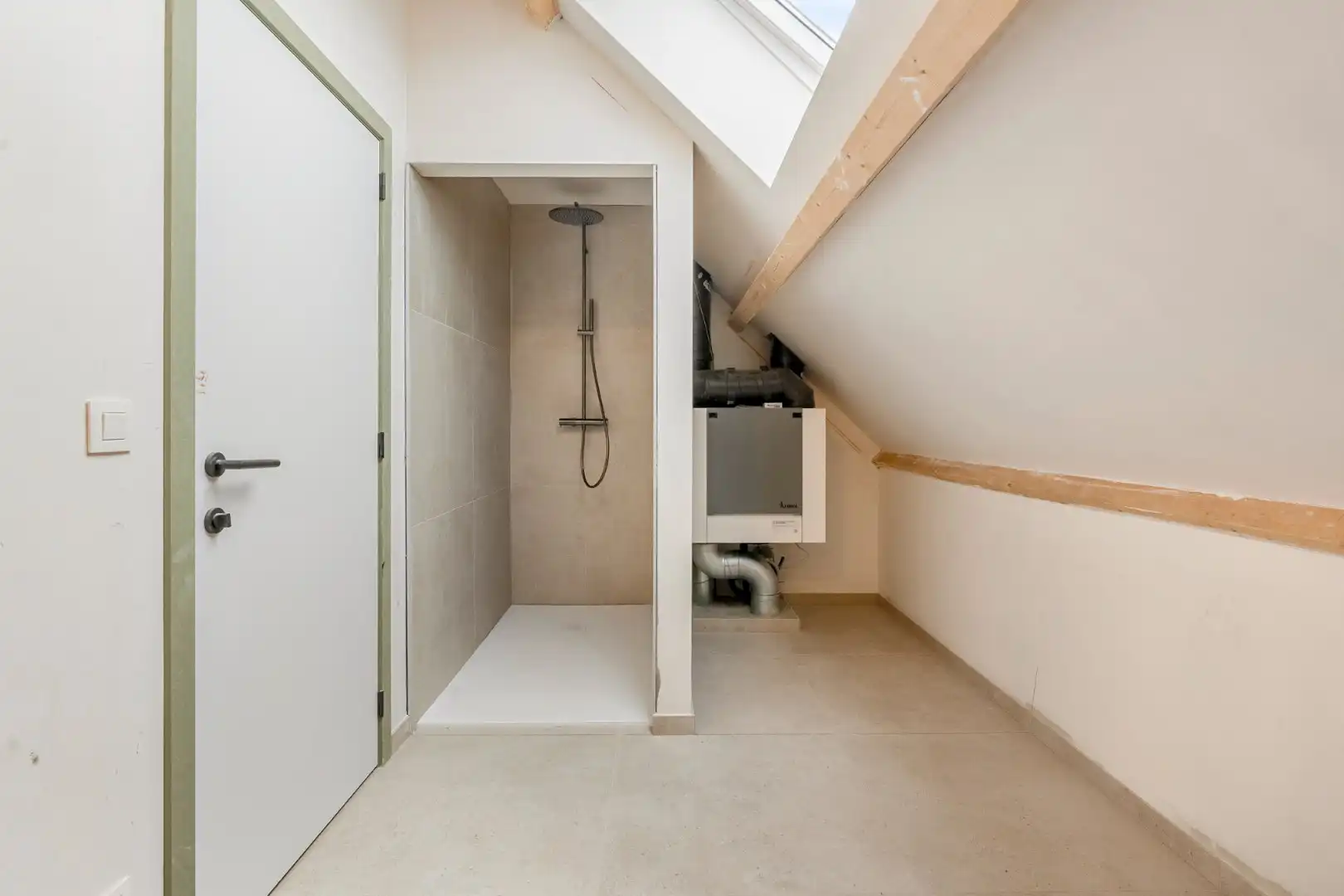 Exclusieve, volledig afgewerkte halfvrijstaande woning na transformatie van bestaande hoeve naar 2 BEN-woningen!  foto 30