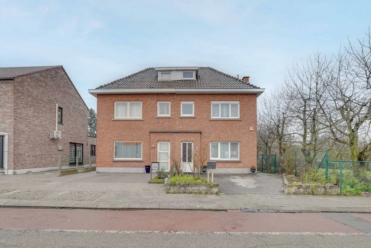 Ruime, te renoveren halfopen woning foto 2