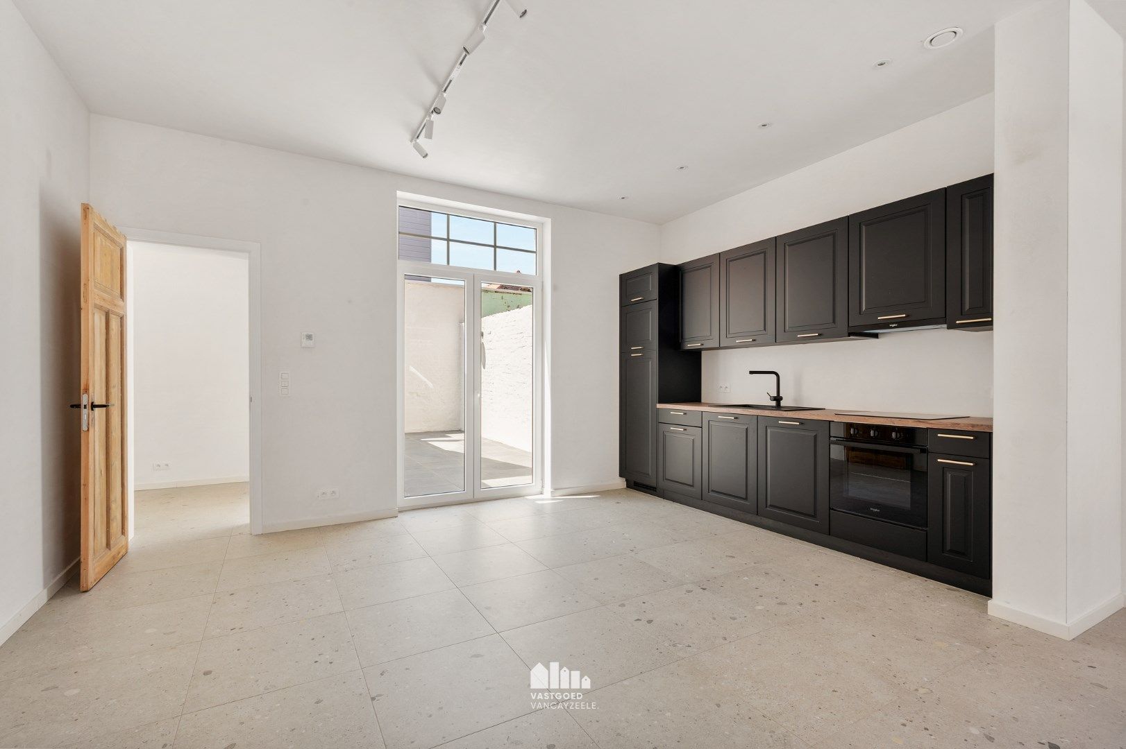 Volledig gerenoveerde herenwoning met grote koer op centrale ligging.  foto 13