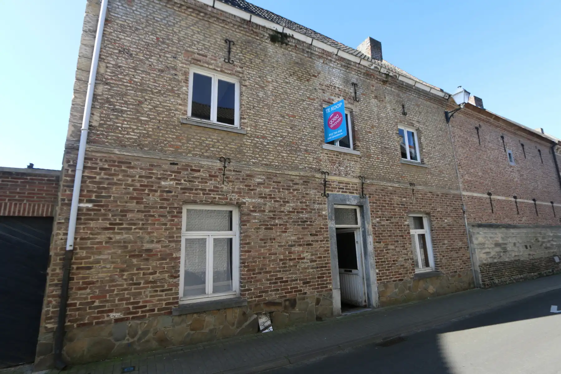 Authentieke begijnenwoning + bouwperceel met 6 garageboxen foto 12