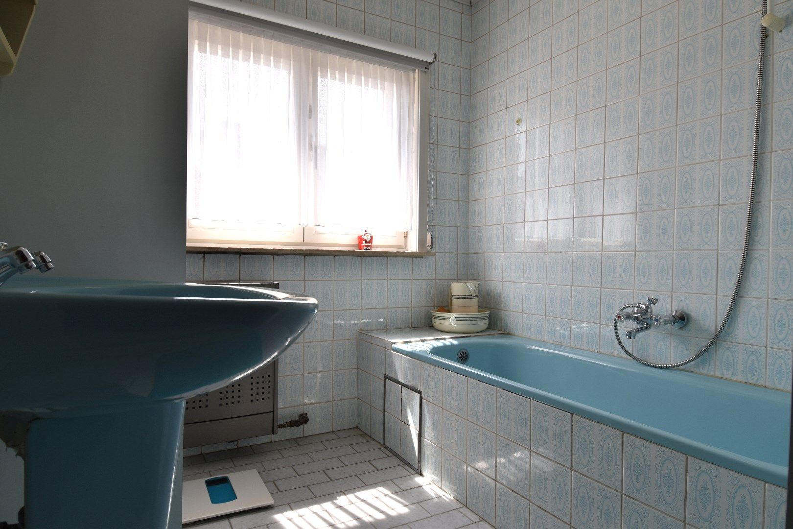 Ruime tussenwoning met 3 slaapkamers (mogelijkheid tot meer!), garage en tuin te koop in Gullegem foto 8