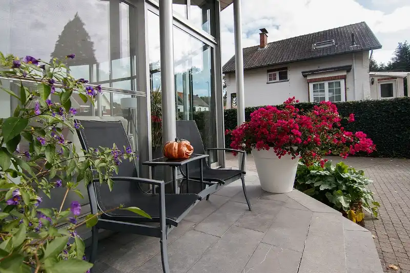 Knap afgewerkte, energiezuinige en ruime woning met vier slaapkamers, guesthouse/praktijkruimte op een centrale (maar toch bosrijke!) locatie te As foto 16