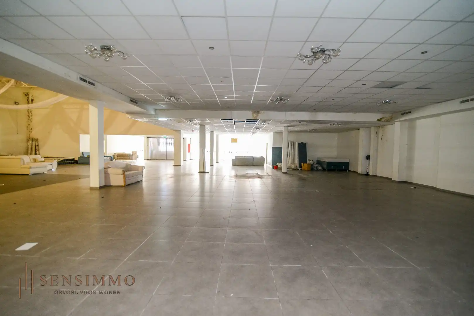 Gigantisch handelsruimte van 1.457 m² in het centrum van Maasmechelen! foto 3