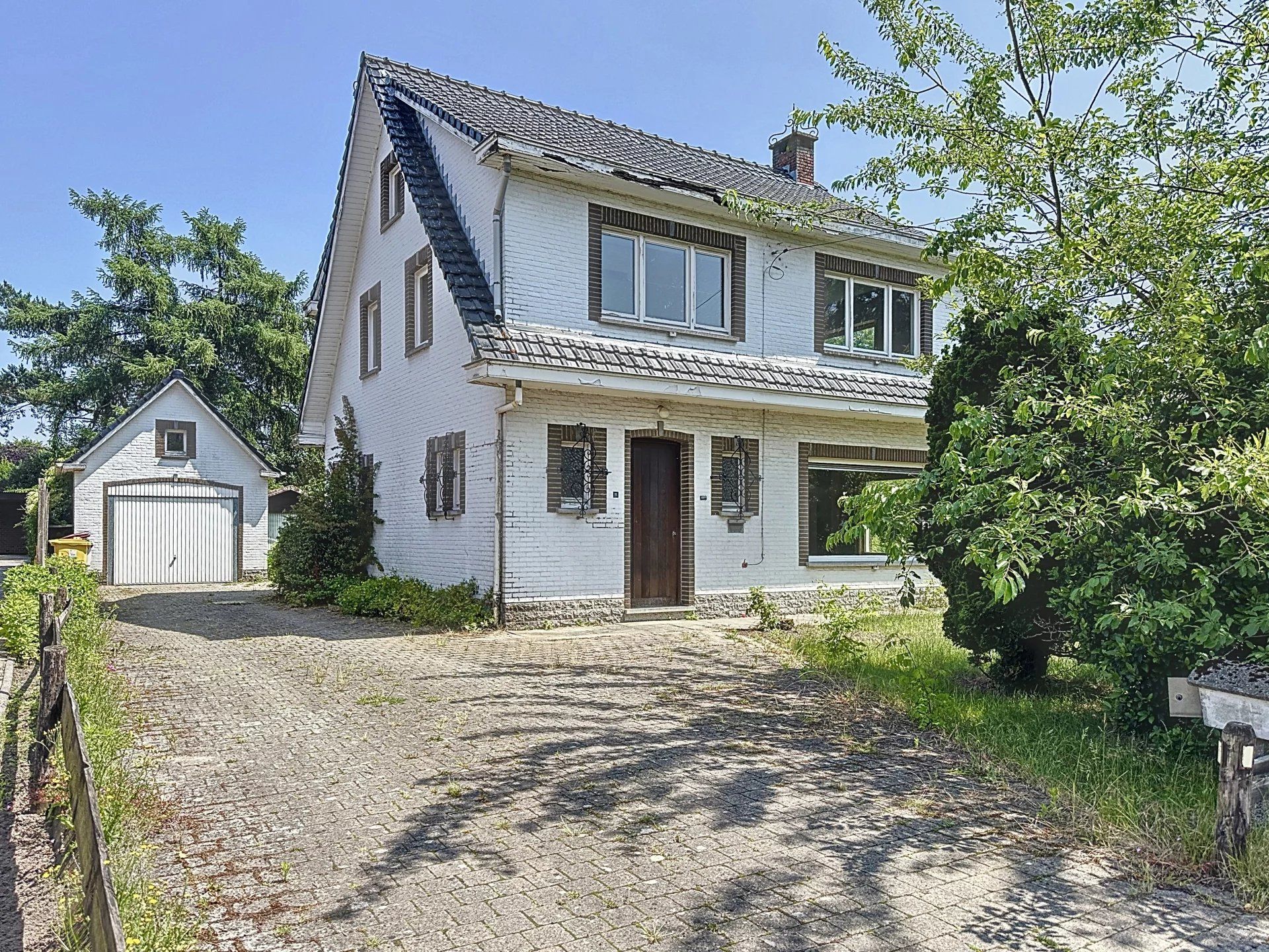 Hoofdfoto van de publicatie: Op te knappen woning met 3, mog. 5 slaapkamers op groot perceel van +/- 10 are.